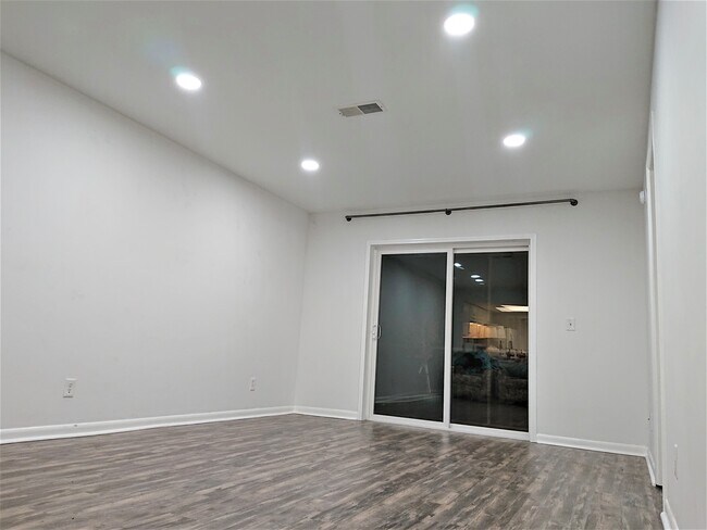 Foto del edificio - 4507 Holly Tree Rd