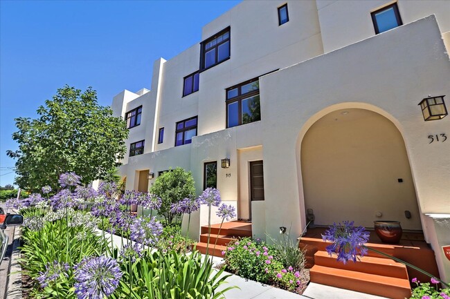 Building Photo - 3 Bedroom plus Office Luxury Townhouse