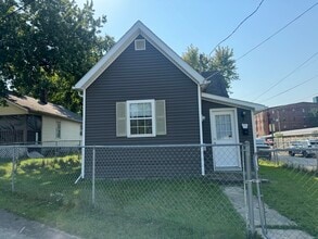 Building Photo - 1303 E Murden St