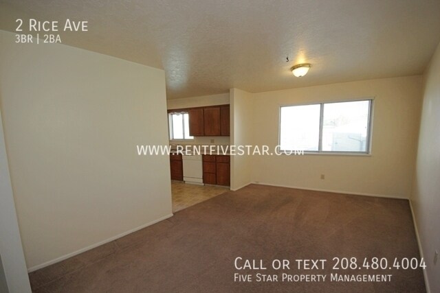 Building Photo - 3 Bedroom Duplex Near ISU! Visit rentfives...
