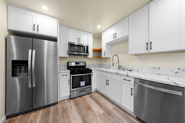 Foto del edificio - Beautiful newly renovated home available n...