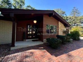 Building Photo - 206 Forest Park Pl