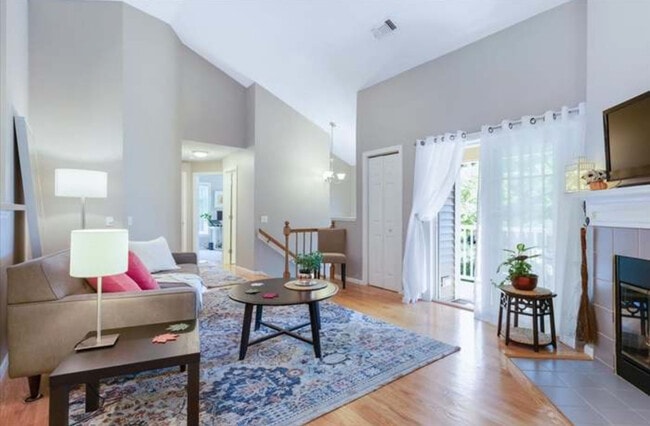 Building Photo - 17 Devon Club Ln