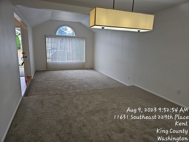 Foto del edificio - Kent East Hill 2 story home in Hurters Run Too, 3 bed 2.5 bath,  2 car garage and large fenced ya...