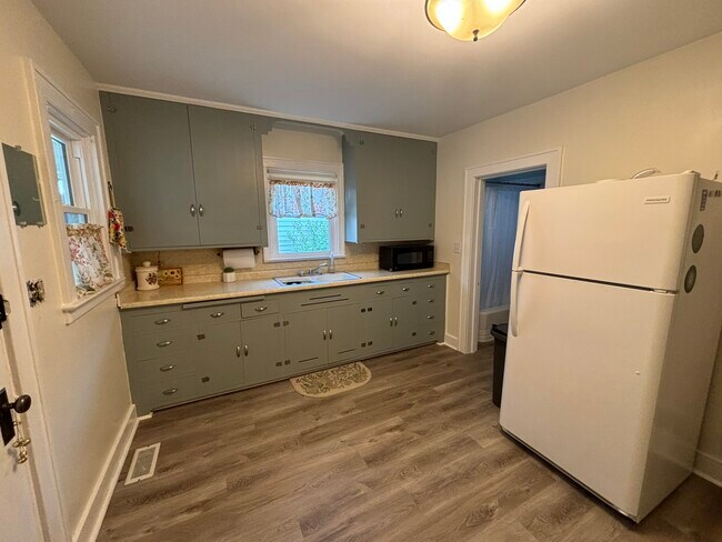 Building Photo - 260 Mc Bride St