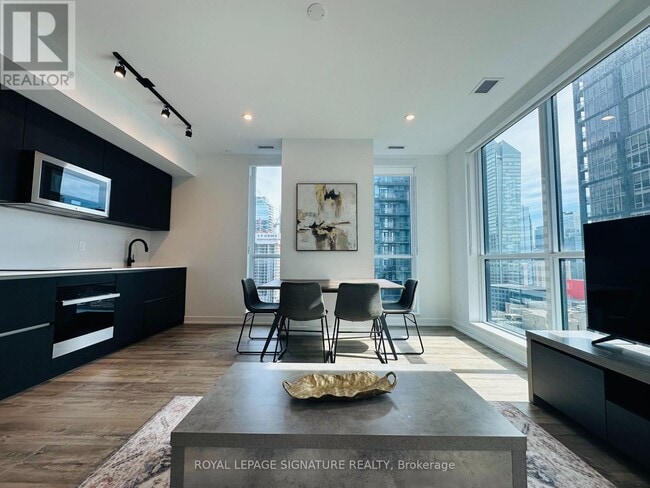 Building Photo - 327 King St W