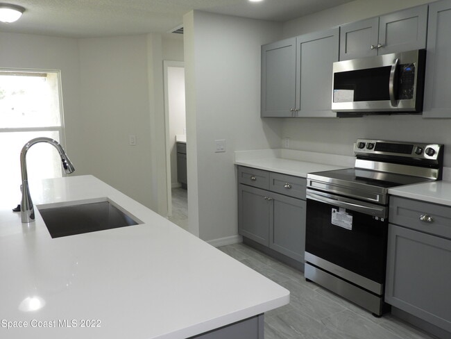 Building Photo - 530 Seaport Terrace SE