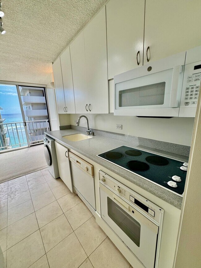 Building Photo - Gold Coast - Spacious Studio, Full Kitchen...