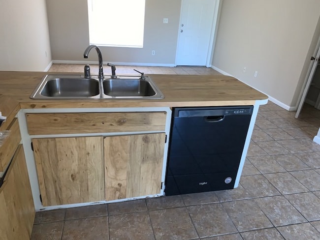 Building Photo - Cozy 2BR/2BA with Ceramic Tile, Screened L...