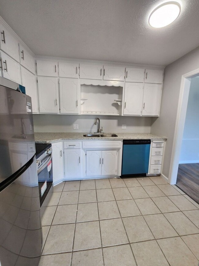 Building Photo - Spacious 2 Bedroom Apartment in East Counc...