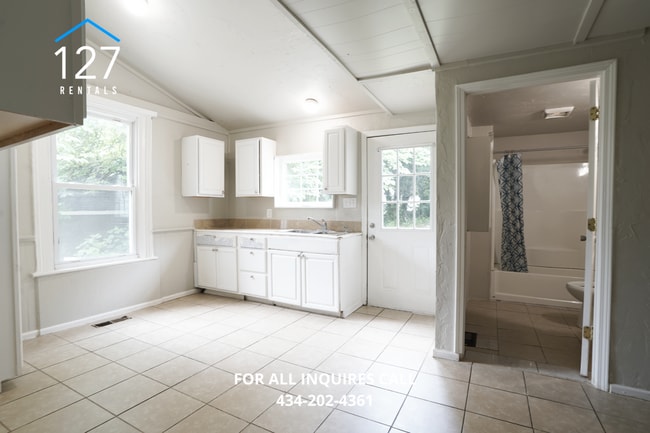 Building Photo - Modern Comfort Meets Prime Convenience – Stunning 3BR/2BA in Lynchburg!