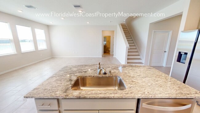 Building Photo - MOVE IN READY! LARGE 4 BEDROOM/3 BATH/ ALL...