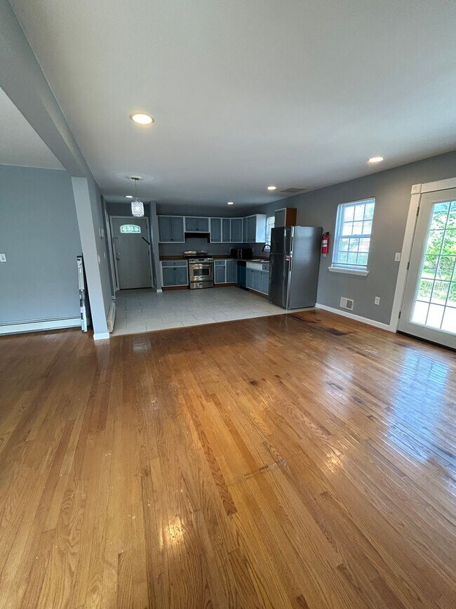 Foto del edificio - Discover Your Dream Home in Neptune: Spacious 4-Bedroom, 2.5-Bath with Private Backyard and Drive...