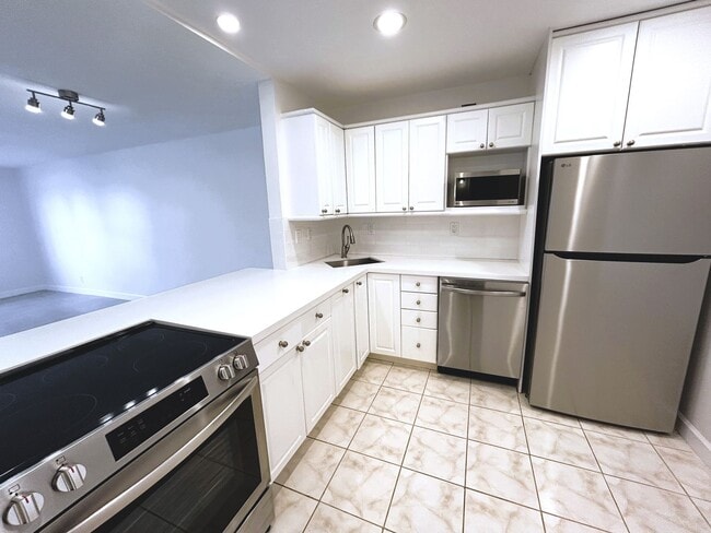 Photo - Large Updated 1 Bedroom 1.5 Bath Condo - Steps from Fort Lauderdale Beach!