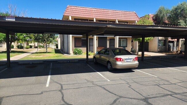 Foto del edificio - 700 W University Dr