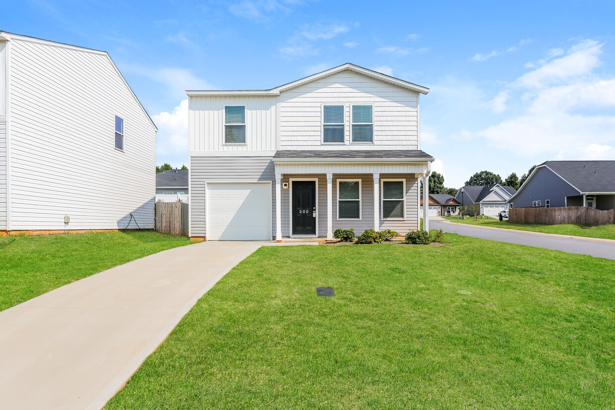 Foto principal - 300 Long Grove Ln, Greer, SC