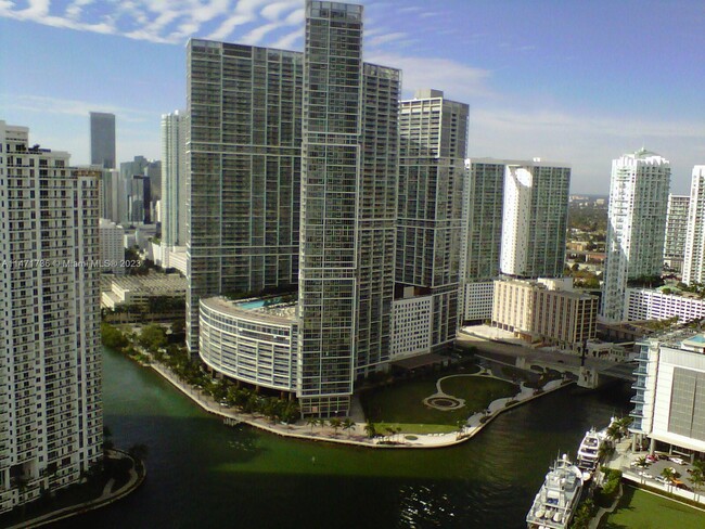 Foto del edificio - 325 S Biscayne Blvd