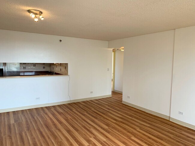 Foto del edificio - 2-Bedroom Condo with Lanai & Parking – $2,...