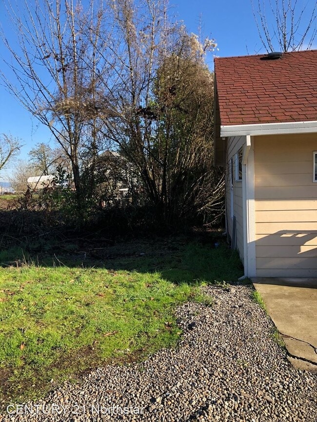Building Photo - Studio, 1 bath House - 715 S. McLoughlin B...