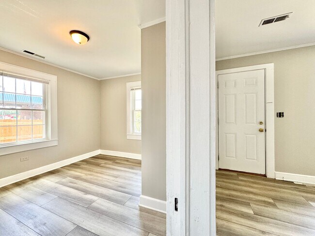 Foto del edificio - Renovated 2 Bedroom with Optional Third