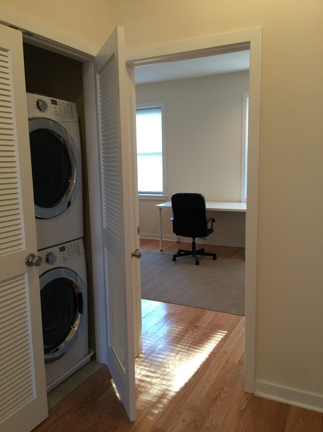 Washer/dryer - 526 N 36th St