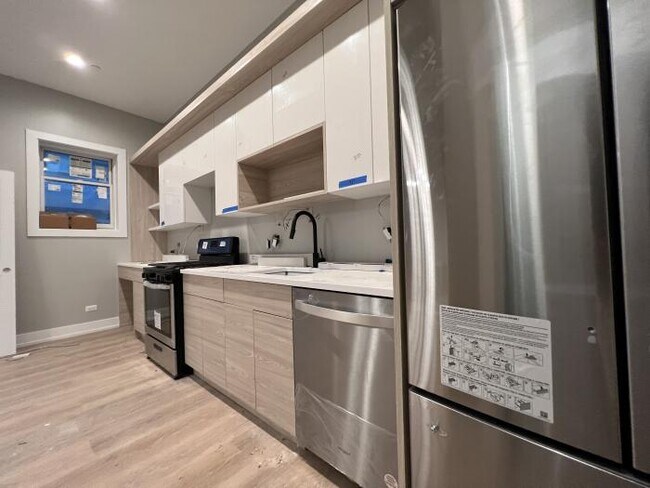 Building Photo - 1 bedroom in Chicago IL 60657
