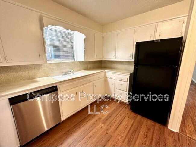 Foto del edificio - 1400 Royal Oaks Dr