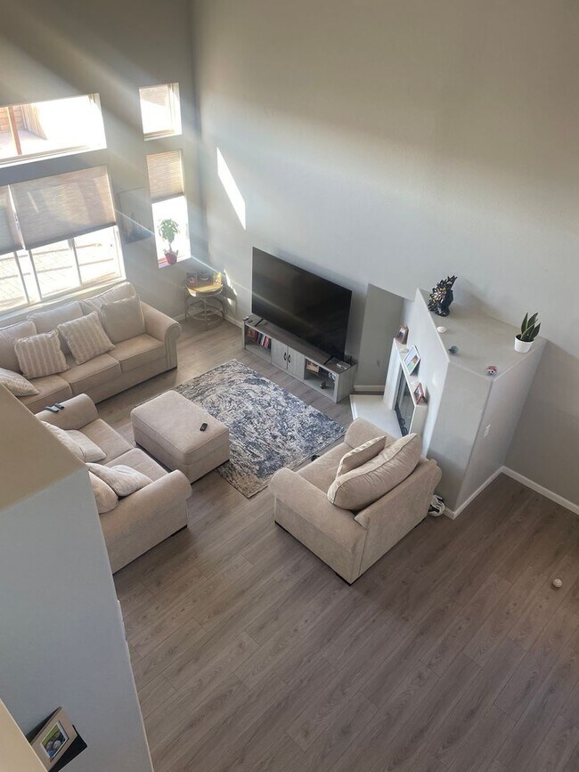 Foto del edificio - 5449 Essex Dr