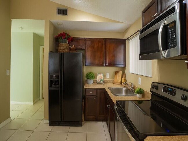 Foto del edificio - Charming 2BR 2BA Home w/  Full Appliance Suite • Fenced Yard • Driveway Parking in Miramar