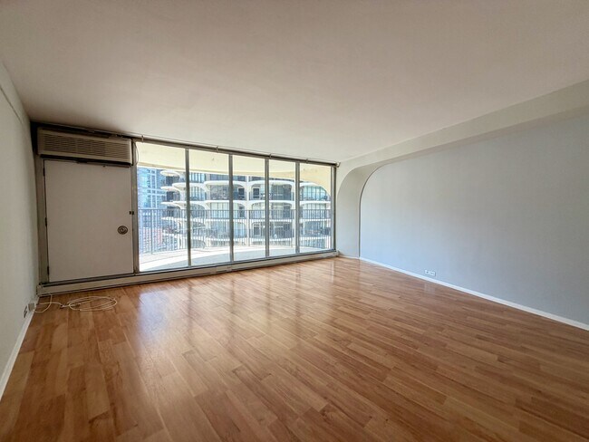 Foto del edificio - 300 N State St