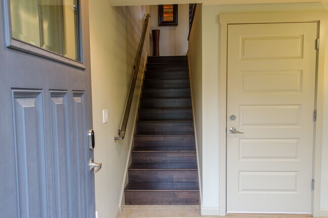 Building Photo - 2Bd/1.5Ba Seattle Townhouse