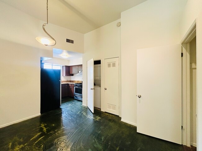 Building Photo - 2339 Hyperion Ave
