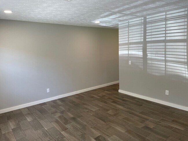 Building Photo - Duplex in Auburn available in soon!