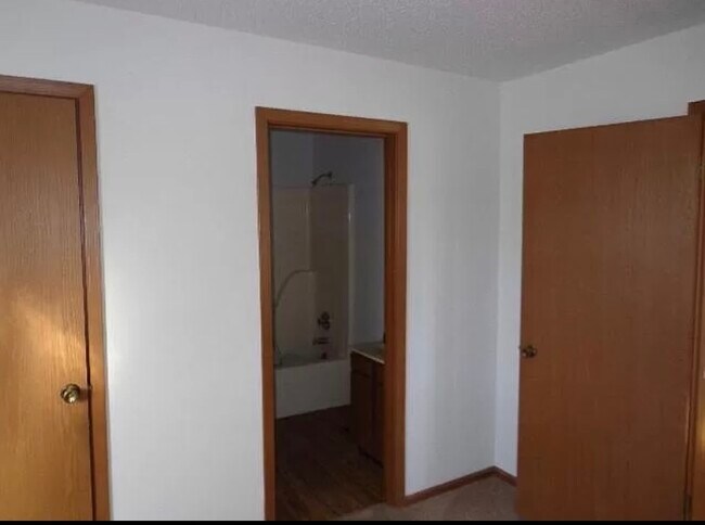 Building Photo - 404 N Hesperia St