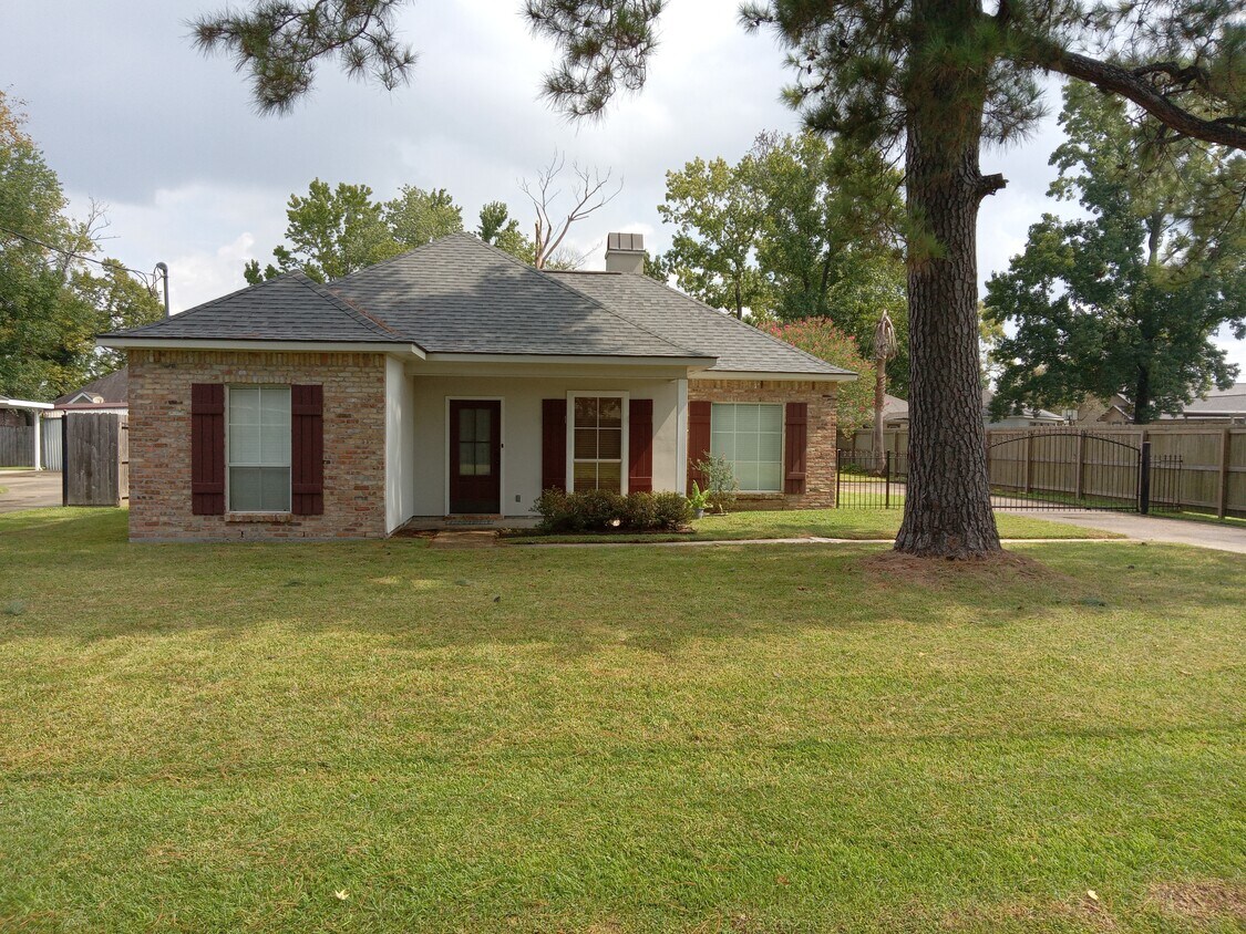 Front of house - 18404 White Oak Dr