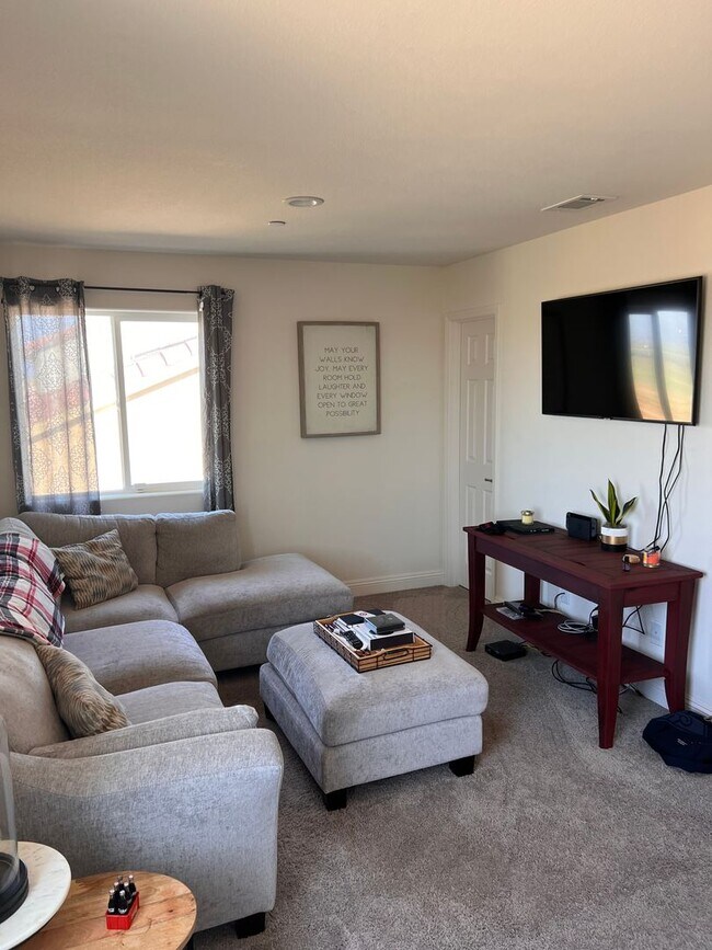 Building Photo - Charming 3-Bedroom 2.5 Bath Home for Rent ...