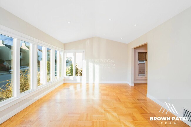Building Photo - 575 Teresita Blvd