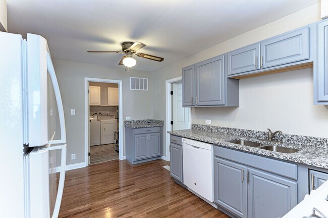 Building Photo - 340 Greencrest Dr