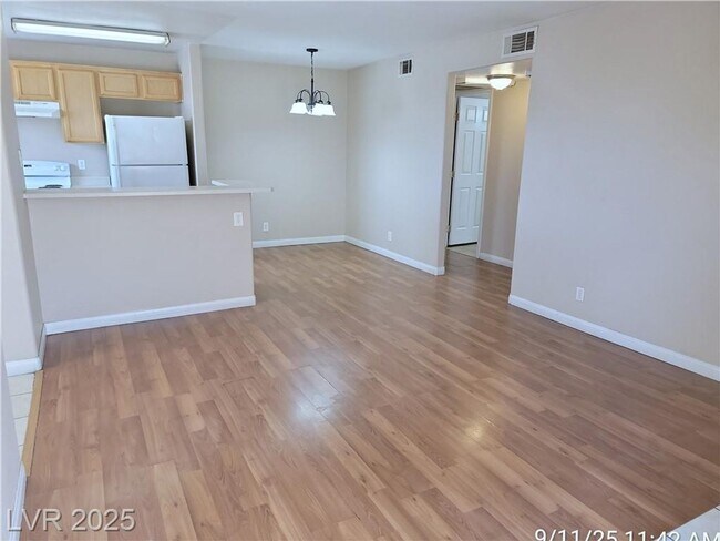 Building Photo - SE / SUNRISE MANOR 2ND FLOOR UNIT IN GATED COMMUNITY!