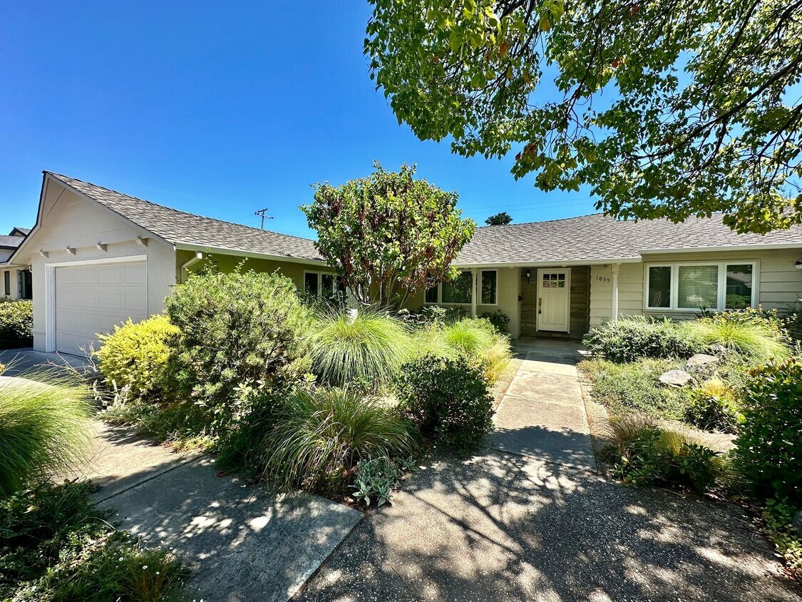 Foto principal - Beautifully Updated 4 Bed 2 Bath Blossom V...