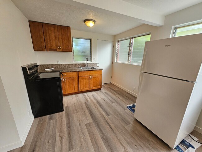 Foto del edificio - 2 bedroom, 1 bathroom with one driveway pa...