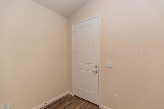 Foto del edificio - 7512 Beck Dr