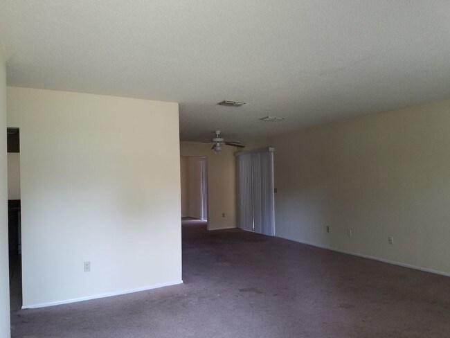 Foto del edificio - Spacious 3 bedroom 2 bath 2 car garage home