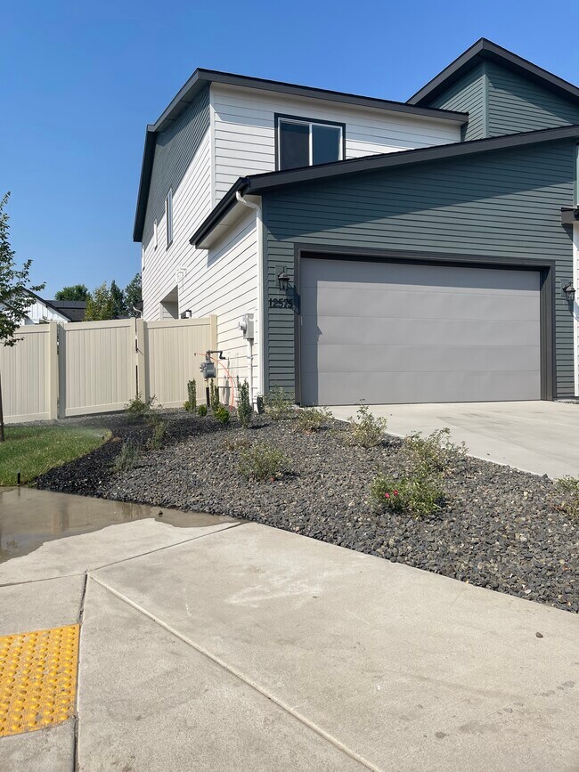 Building Photo - 12575 W Endsley Ln