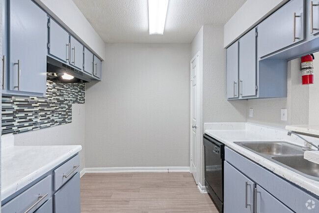 2BR, 1BA - 797SF - Kitchen - Vista at Westchase