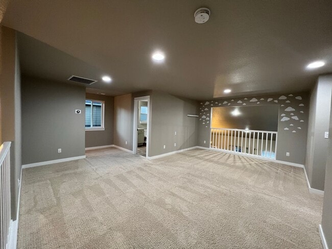 Building Photo - 4 Bedroom House For Rent In Hood River