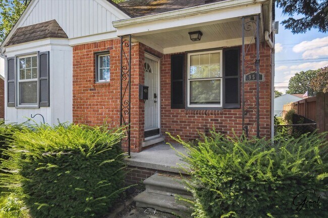 Building Photo - 3 bedroom - 1 bath - Lincoln Park - $1,400