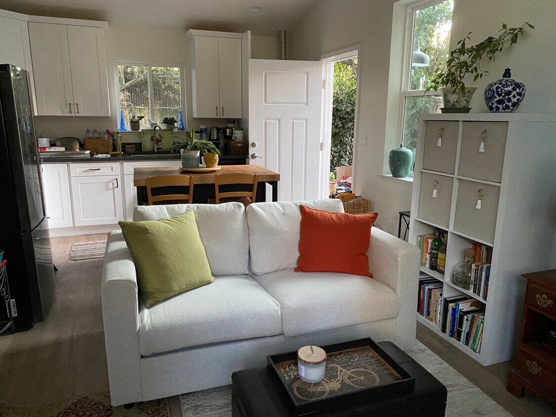 Planta abierta con sala de estar y cocina. - 1732 Pomona Dr