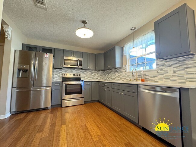 Building Photo - Charming 3-Bedroom Home Near Hurlburt Fiel...