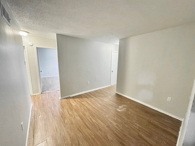 Building Photo - 642 Safari Dr